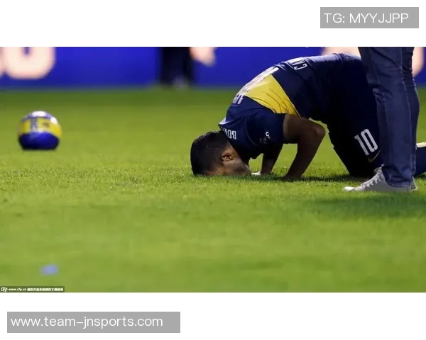 特维斯重返博卡主场获赠纪念球衣感动不已重温昔日辉煌