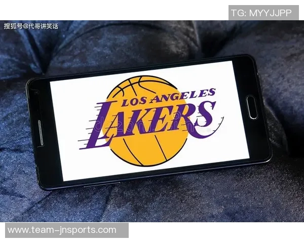 湖人队启程前往凤凰城客场比赛登机照曝光全队士气高涨 湖人队启程前往凤凰城客场比赛登机照曝光全队士气高涨