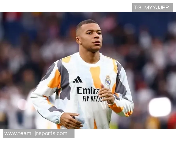 皇马反击机会错失姆巴佩禁区前射门偏离目标成高射炮