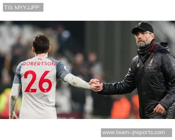 法比奥献花感谢训练基地洗衣工作人员的无私奉献与细心照顾